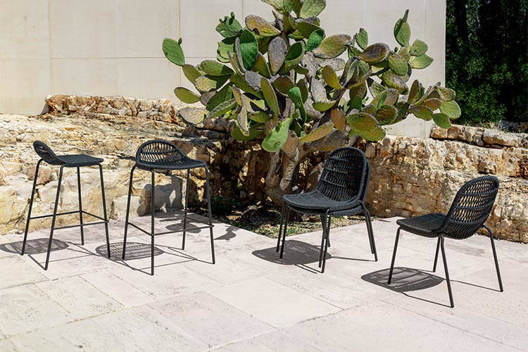 outdoor bar + counter stools