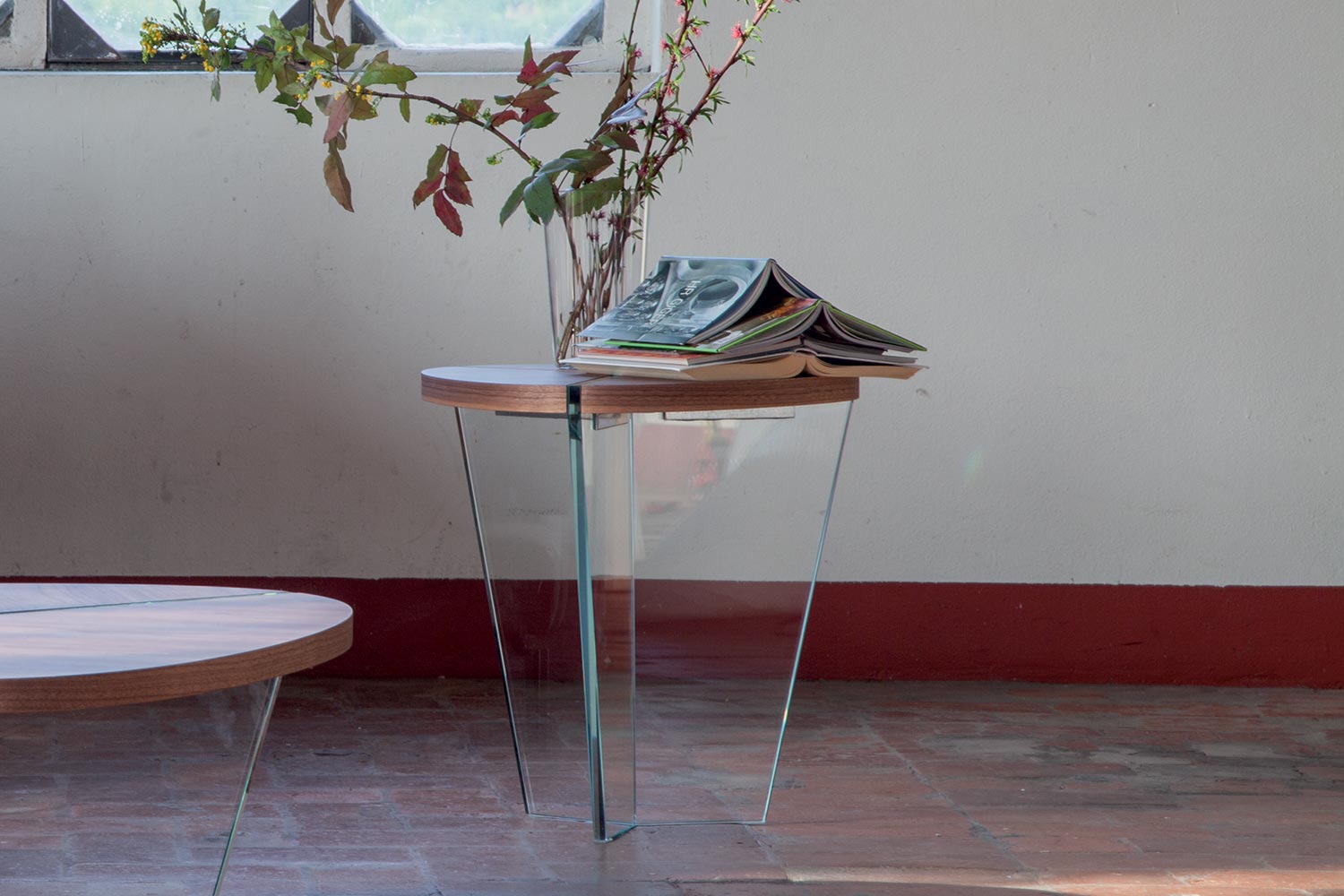Aida side table in walnut by Tonin Casa