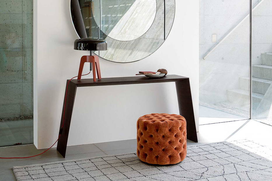 Alcide round pouf with Asya console table, Forvanity mirror, and pileo bassa table lamp by Porada