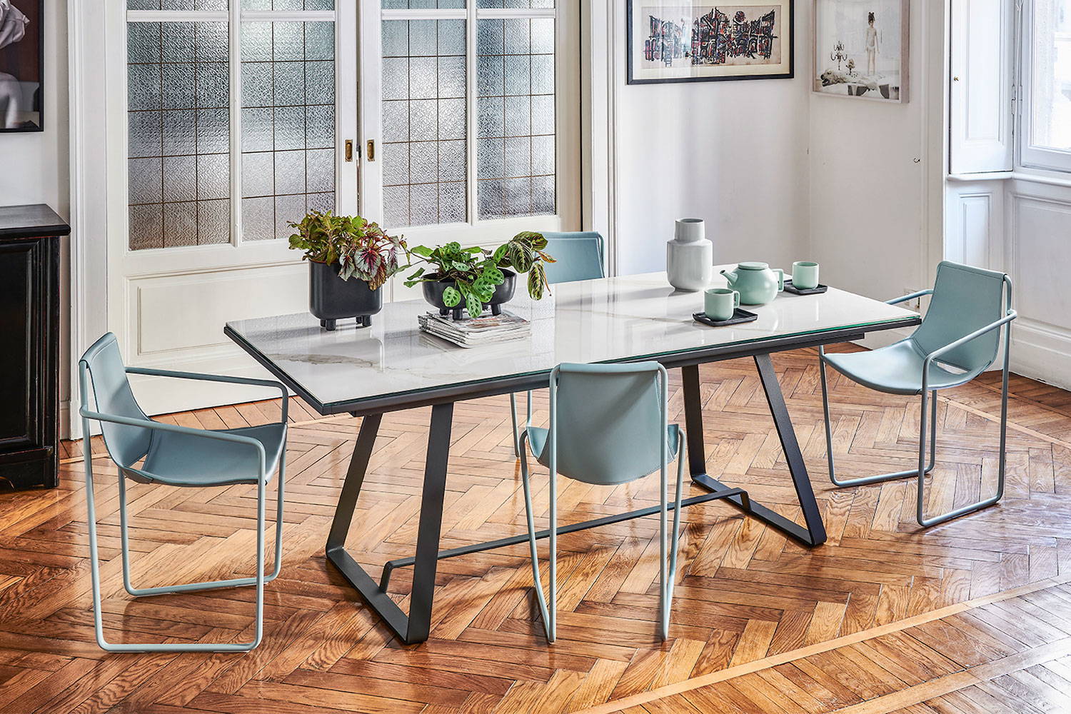 Alfred extension dining table with Apelle dining chairs by Midj in a modern dining area 