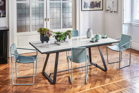 Alfred extension dining table with Apelle dining chairs by Midj in a modern dining area 