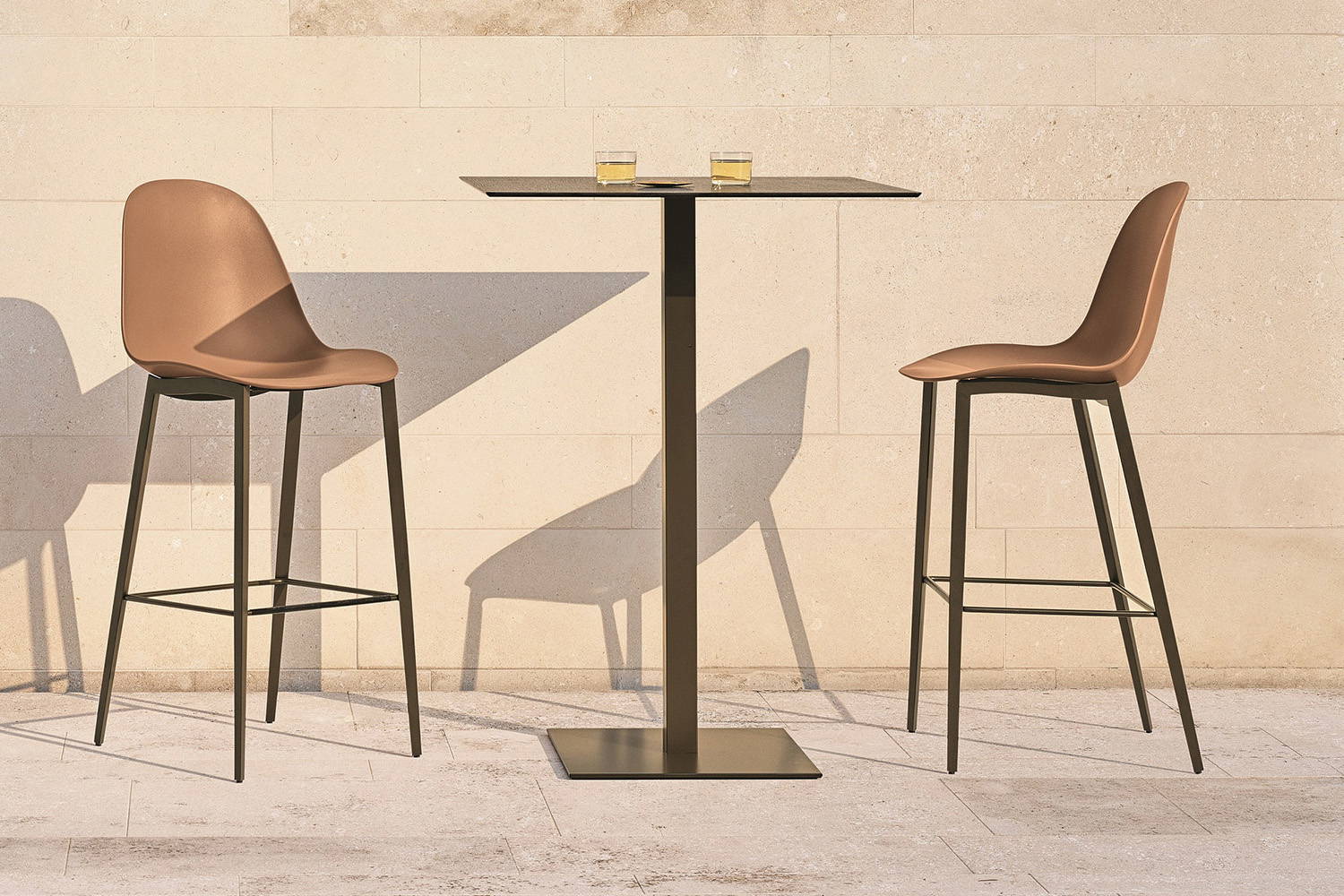 Alter bar table designed by Bontempi Casa