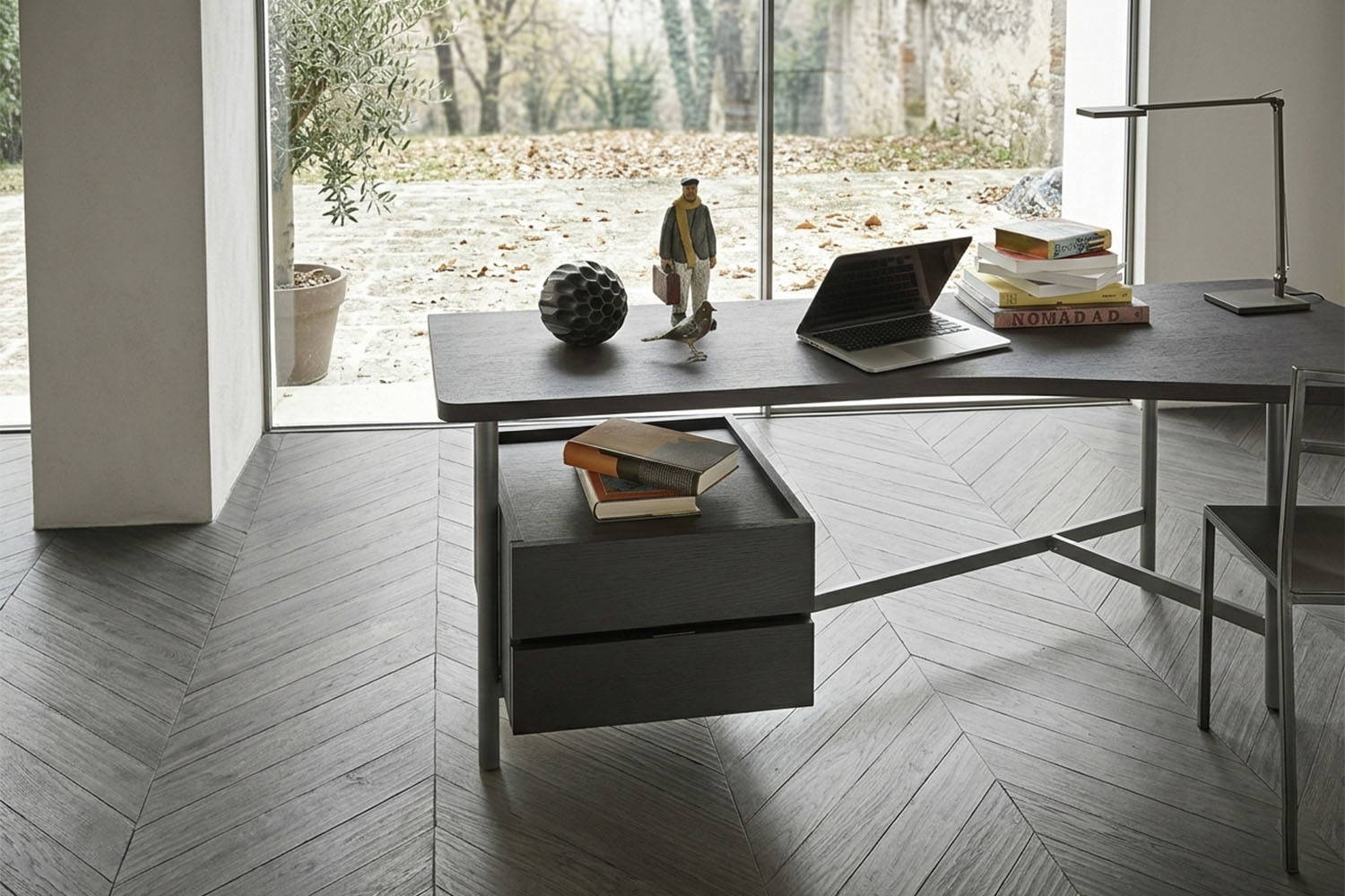 Angled office desk by San Giacomo