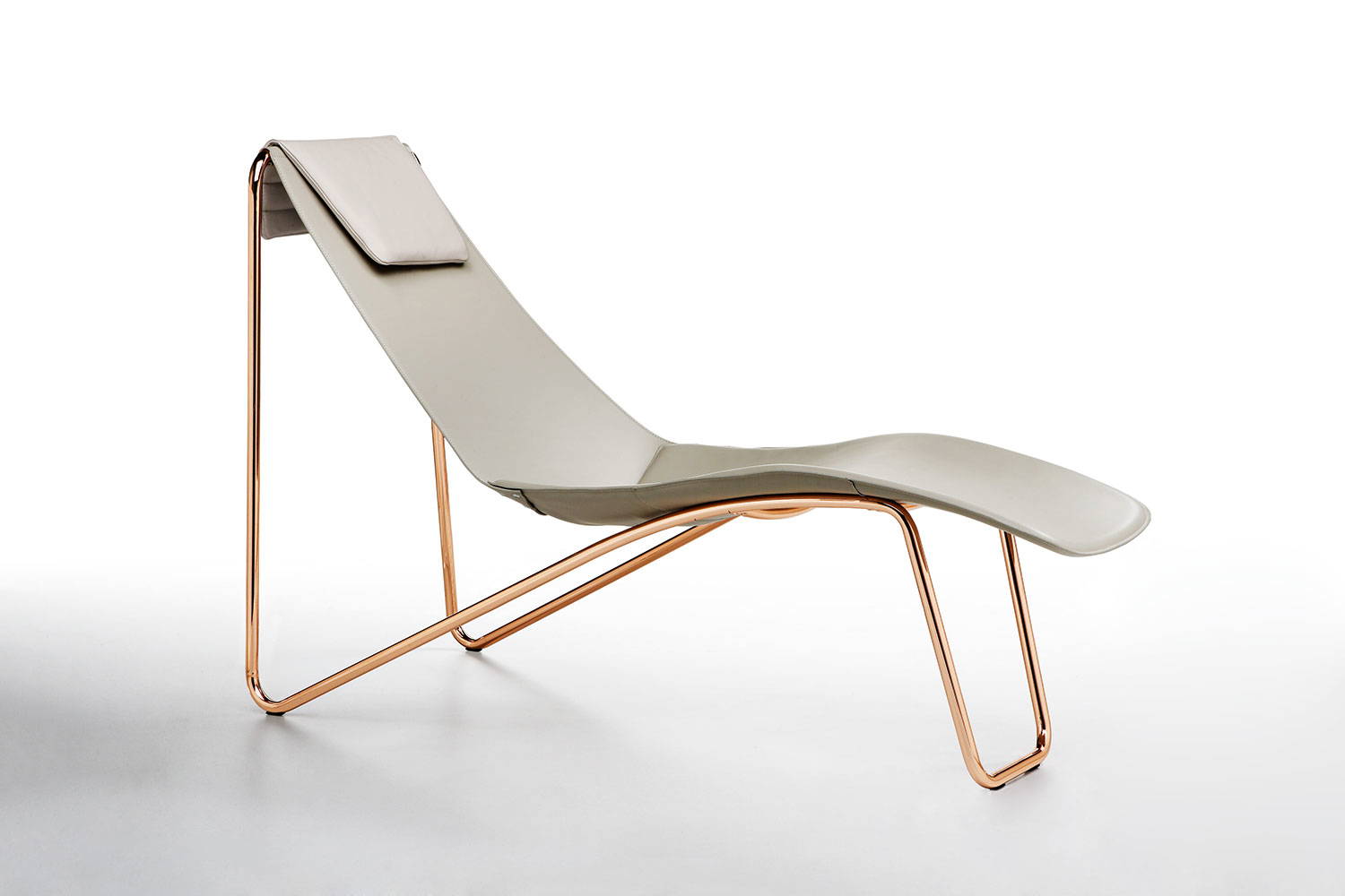 Apelle chaise lounge by Midj side view 