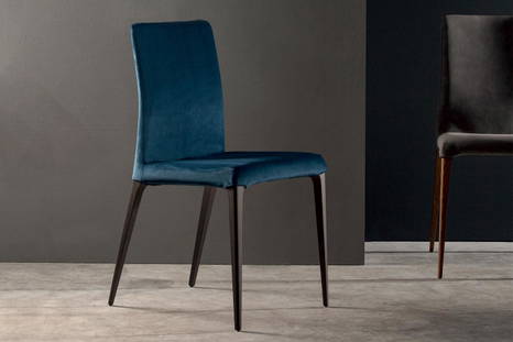 Aragona dining chair with smoked oak legs