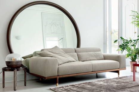 Argo sofa with Giove mirror and Bolla table lamp by Porada