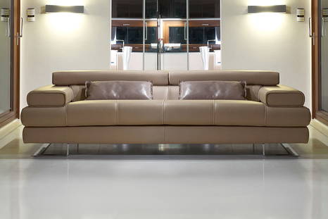 Avenue leather sofa with legs in Chrome