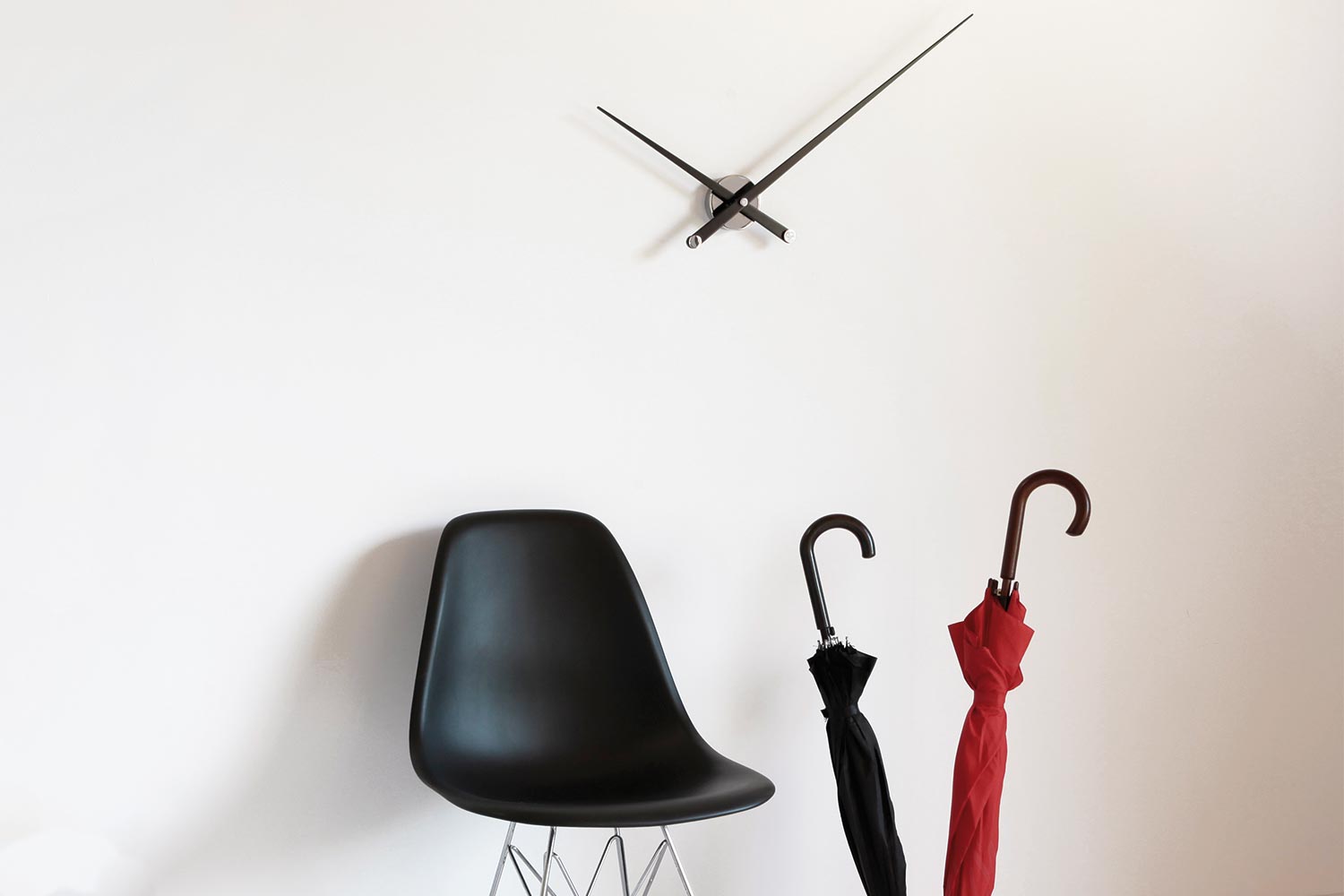 Axioma L clock by Nomon is wall-mounted 