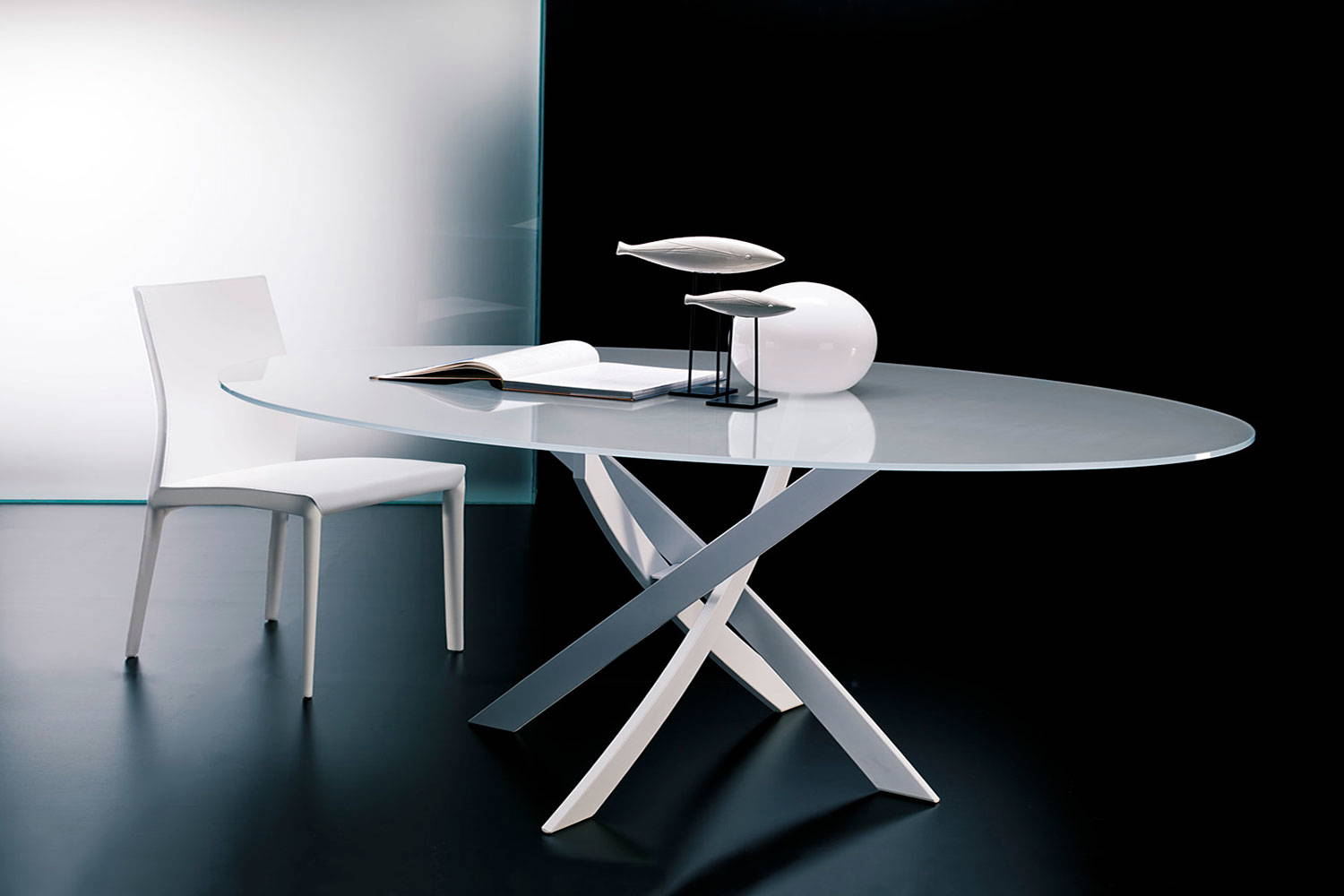 Barone oval dining table by Pocci & Dondoli for Bontempi Casa