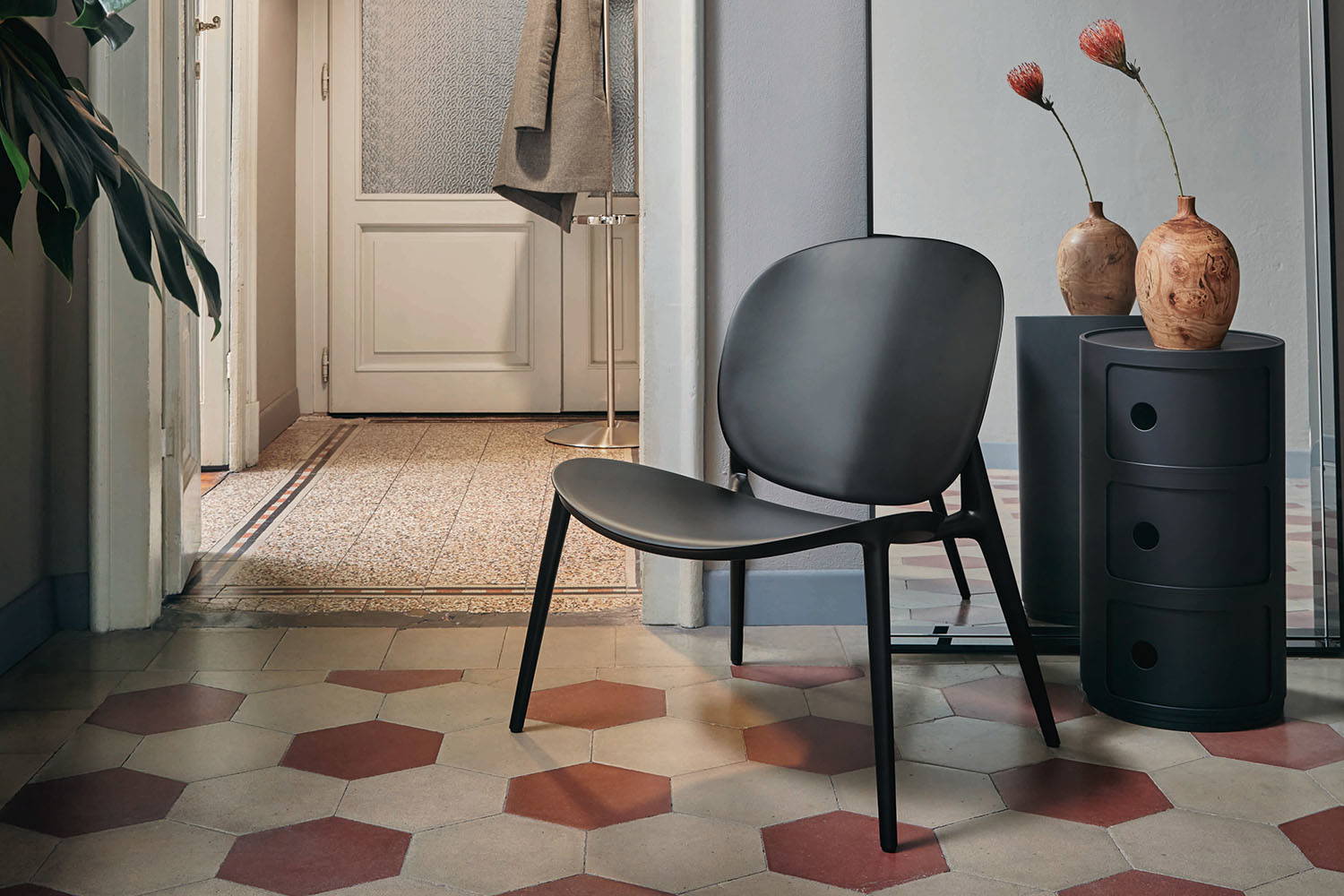Be Bop Lounge Chair in matte black finish with the Componibili Recycled End Table