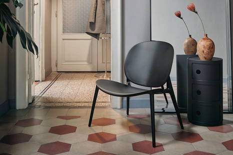 Be Bop Lounge Chair in matte black finish with the Componibili Recycled End Table