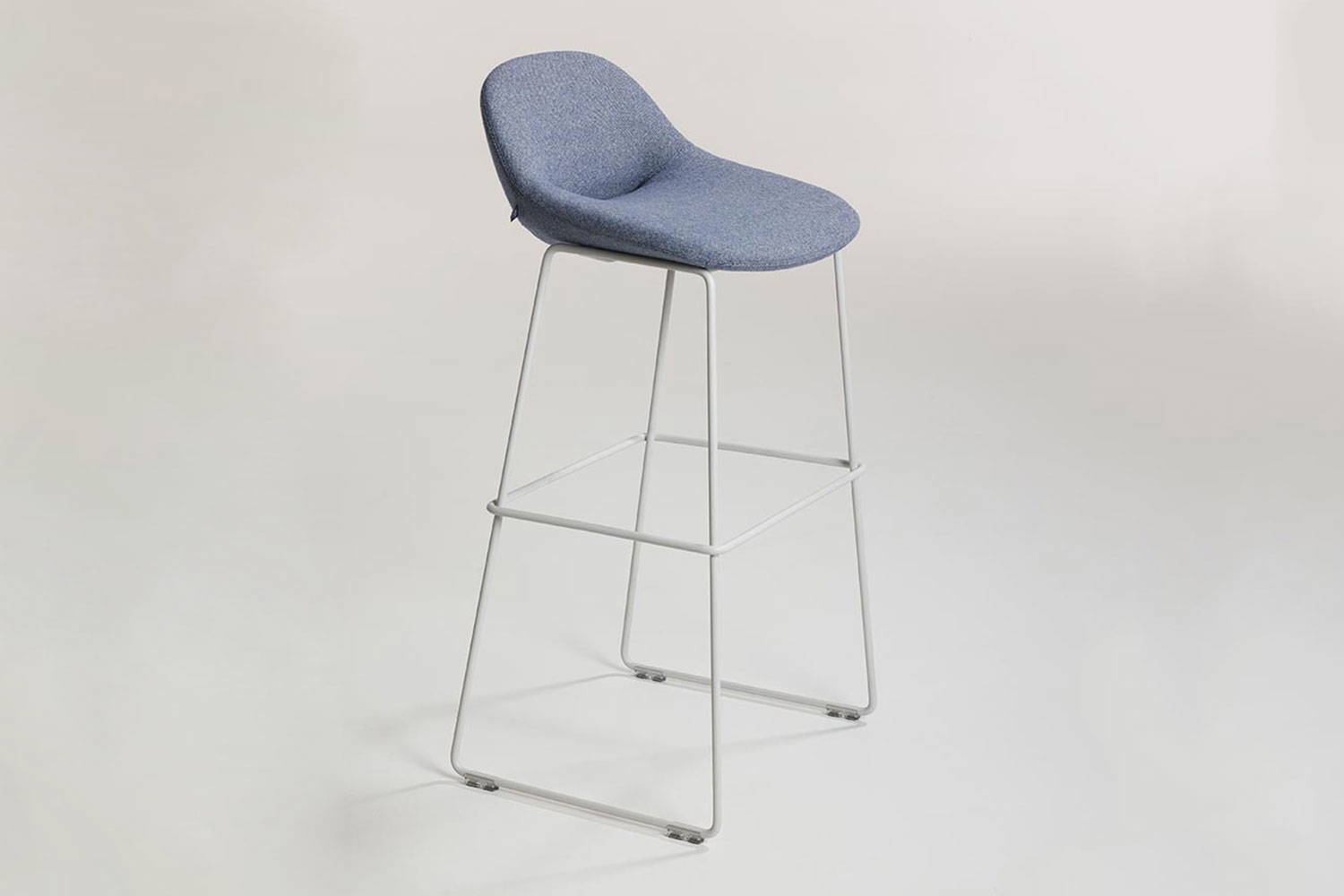 Beso bar stool by Artifort with sled base 