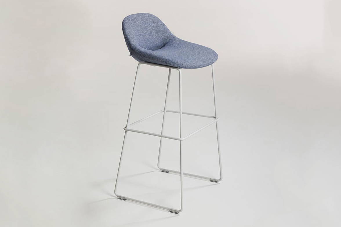 Beso bar stool by Artifort with sled base Beso bar stool by Artifort with sled base