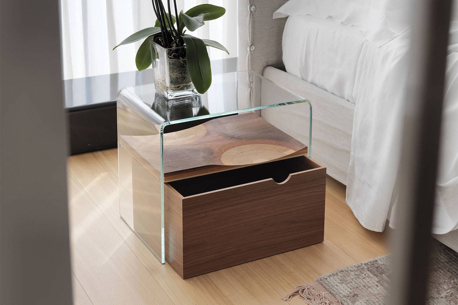 Bifronte glass nightstand by Horm