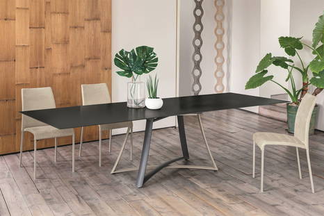Big Bang dining table in a matt black glass top with Sissi dining chairs