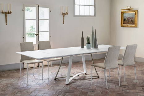Big Bang extension dining table with Kendra dining chairs