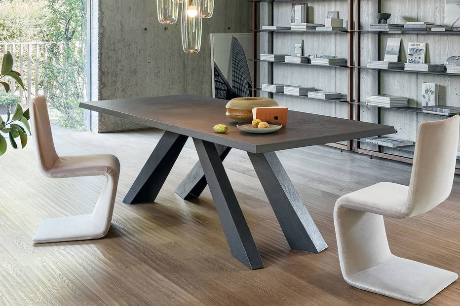 Big clay table with Venere dining chairs by Bonaldo
