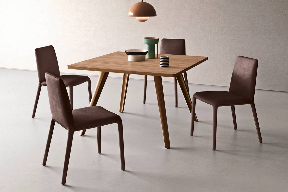 Bistrot square kitchen table with Linda chairs by San Giacomo Bistrot square kitchen table with Linda chairs by San Giacomo