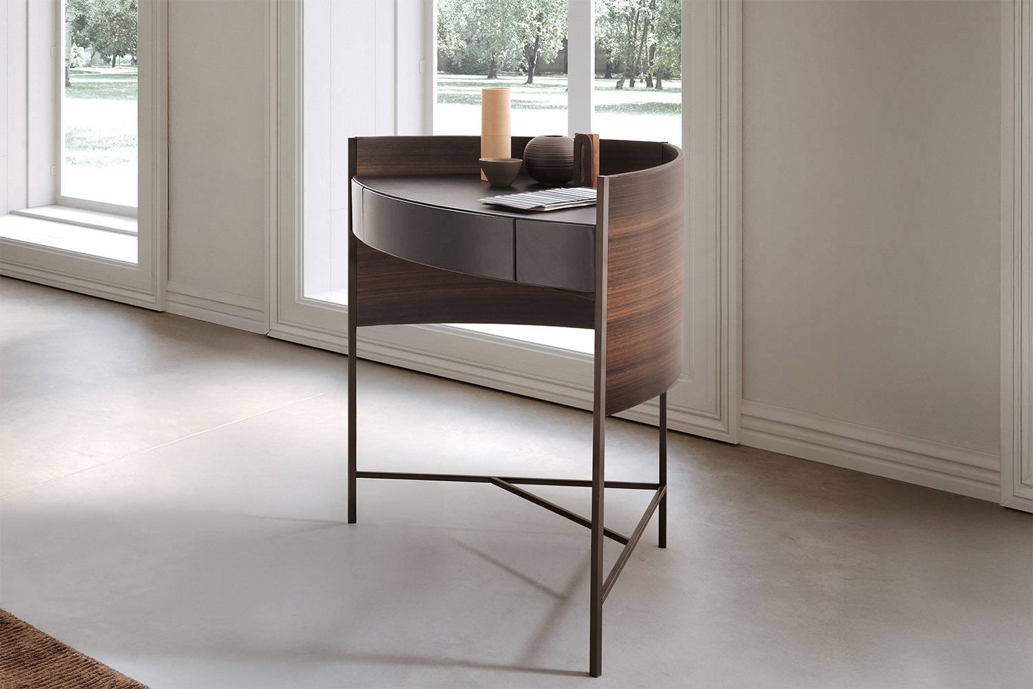Bloom desk by Presotto