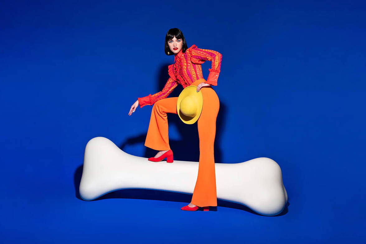 Woman stepping on Bonos Bench Woman stepping on Bonos Bench