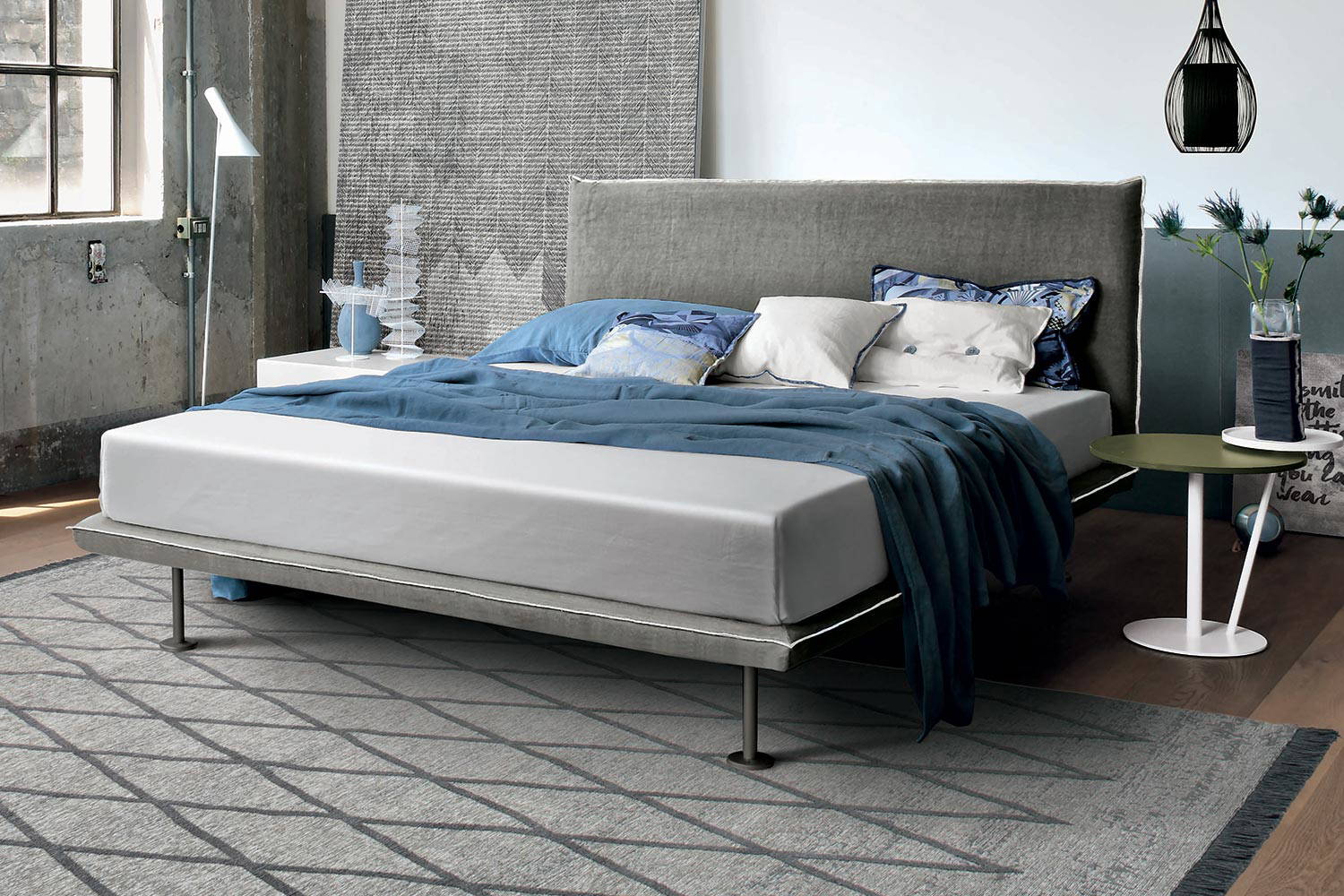 Bravo bed with Eclisse end table