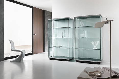 Broadway glass vetrinas with blacktop, base, and plinth in a living area