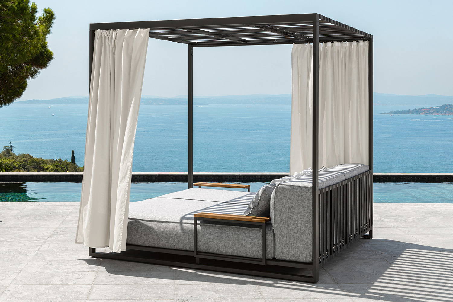 Casilda outdoor daybed by Talenti