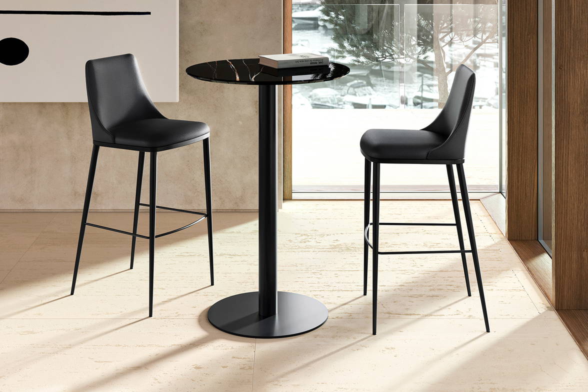 Cilindro bar table designed by Ollen Pal for eforma Cilindro bar table designed by Ollen Pal for eforma