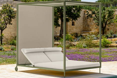 Cleo Alu canopy daybed is easily customized