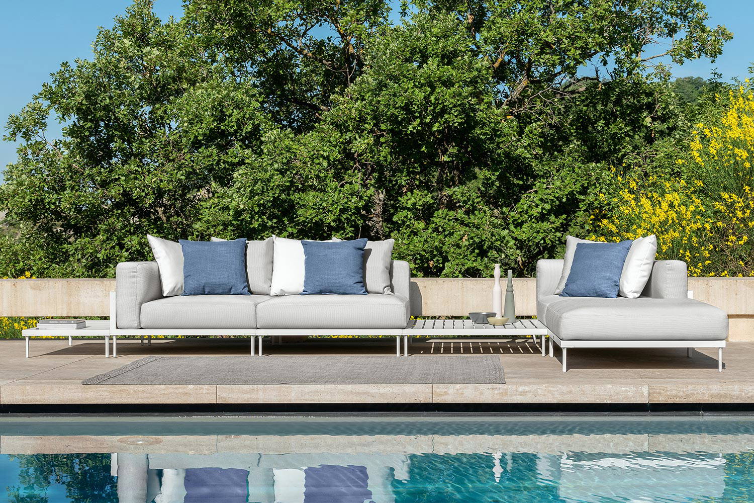 Cleo Alu Chaise Sectional with Table