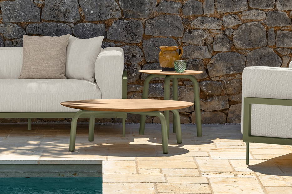 Cleo Alu round coffee tables in an outdoor setting