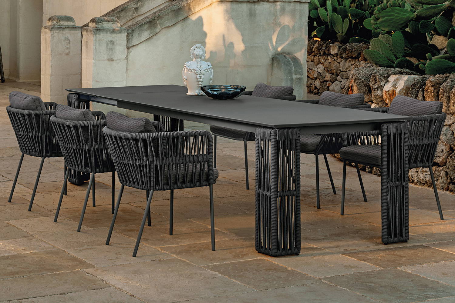 Cliff extension dining table by Talenti