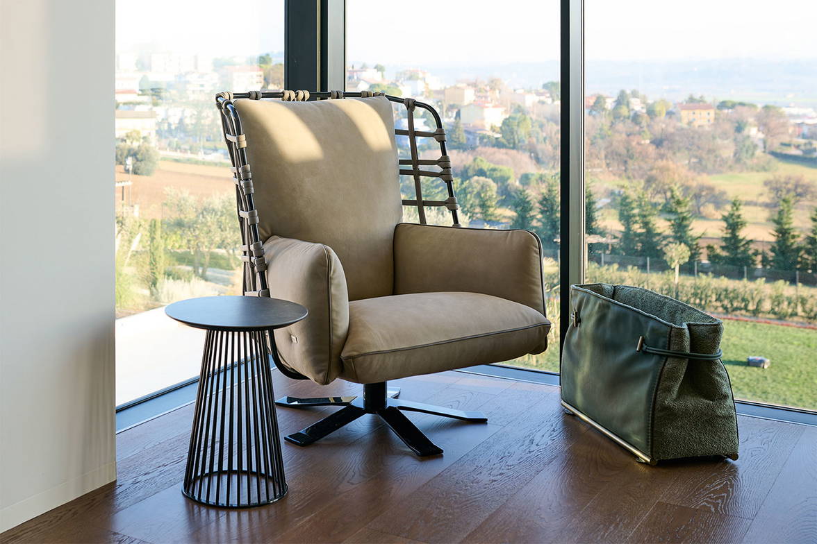 The Cocoon Swivel Armchair by Giuseppe Vigano for Gamma Arredamenti The Cocoon Swivel Armchair by Giuseppe Vigano for Gamma Arredamenti
