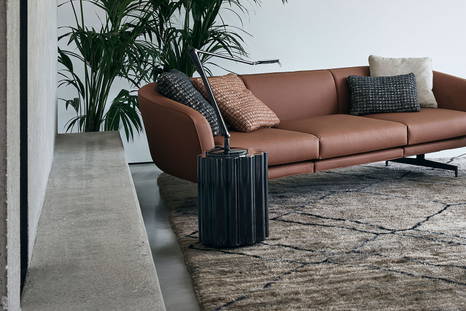 Colonna stool in black finish with the Aledin Table lamp 