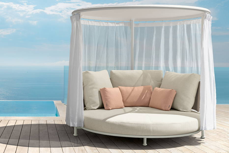 Coral daybed designed by Marco Acerbis for Talenti