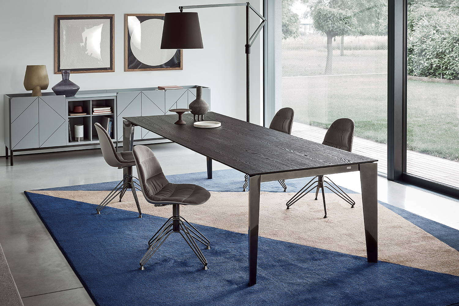Cruz extension dining table designed by Daniele Molteni