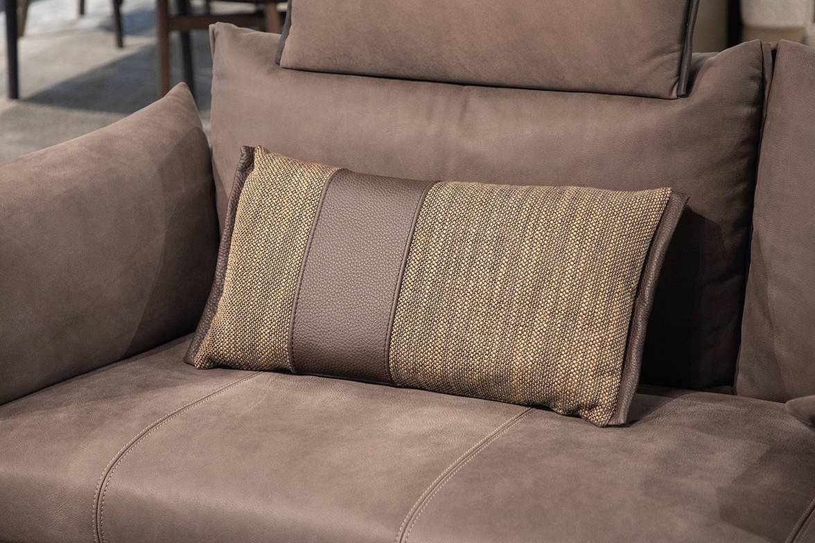 The C0101 Pillow by Gabriele Ghetti for Gamma Arredamenti The C0101 Pillow by Gabriele Ghetti for Gamma Arredamenti