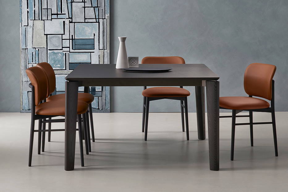 Desco extension dining table with Alice chairs by San Giacomo