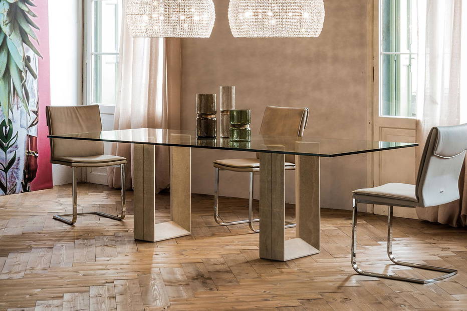 Diapason marble dining table with Liz dining chairs