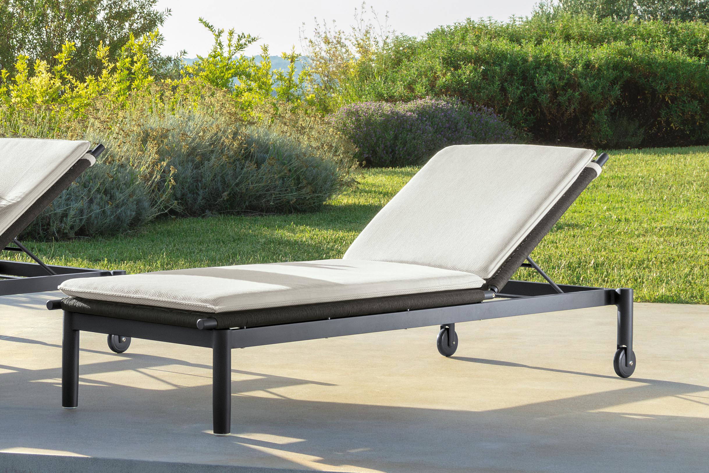 The Dolcevita Alu Chaise Lounge in the white grey combination finish