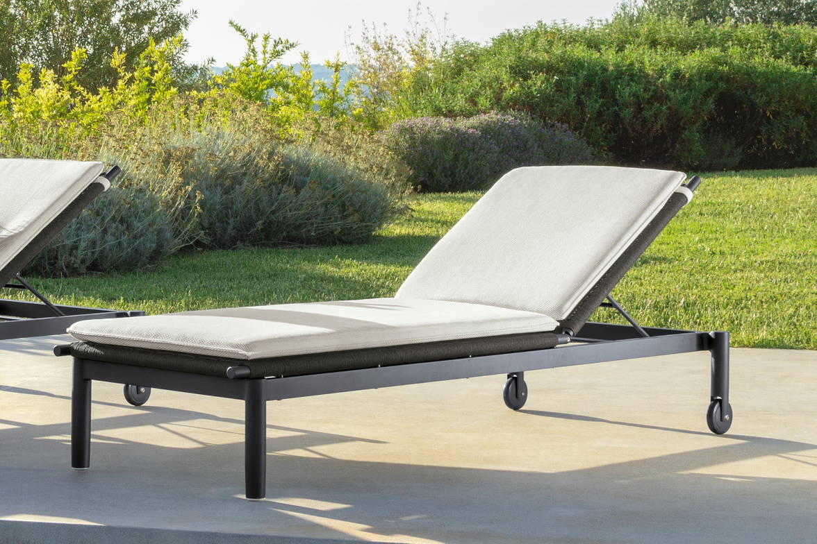 The Dolcevita Alu Chaise Lounge in the white grey combination finish The Dolcevita Alu Chaise Lounge in the white grey combination finish