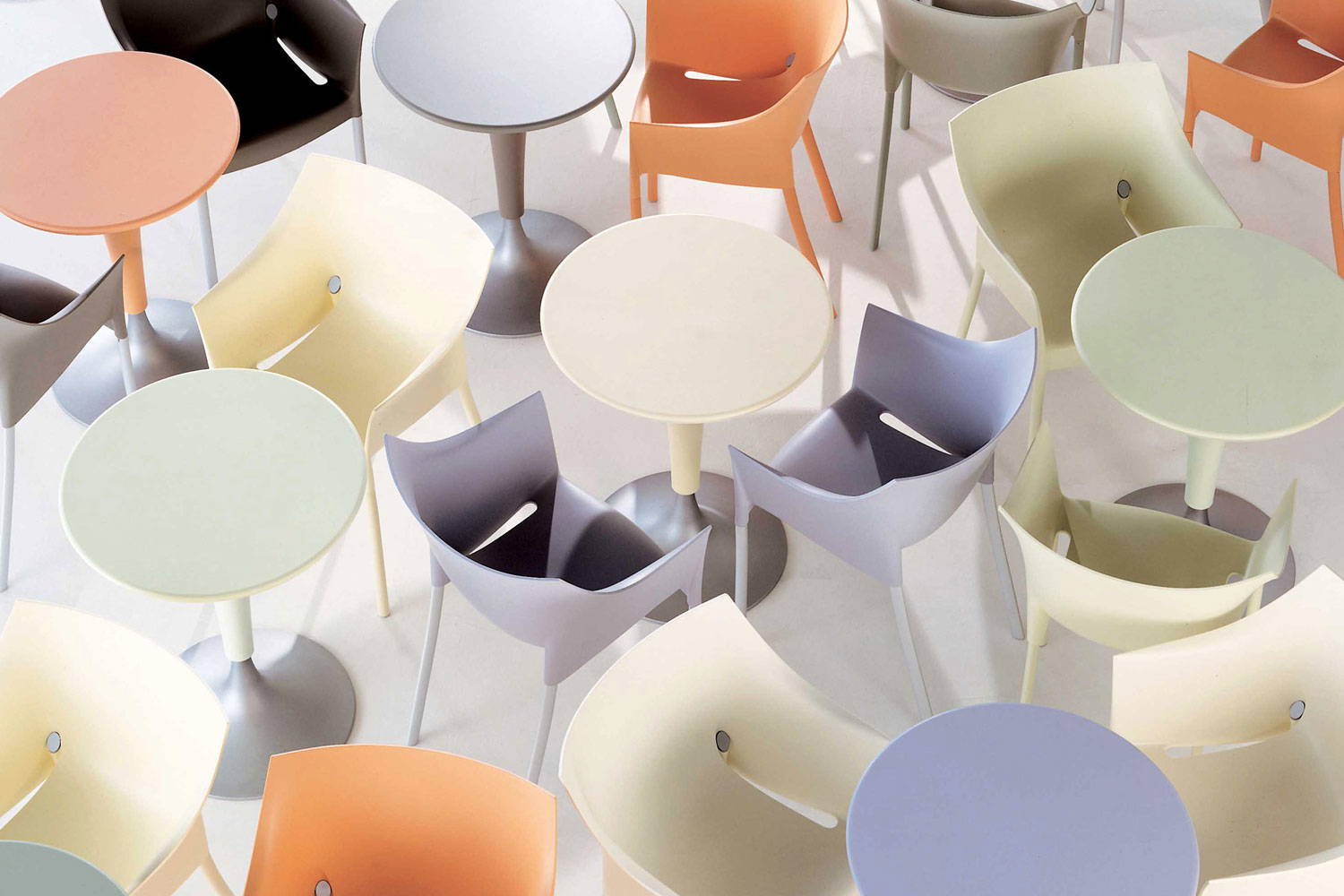 Dr. Na Bistro Table by Kartell | room service 360°