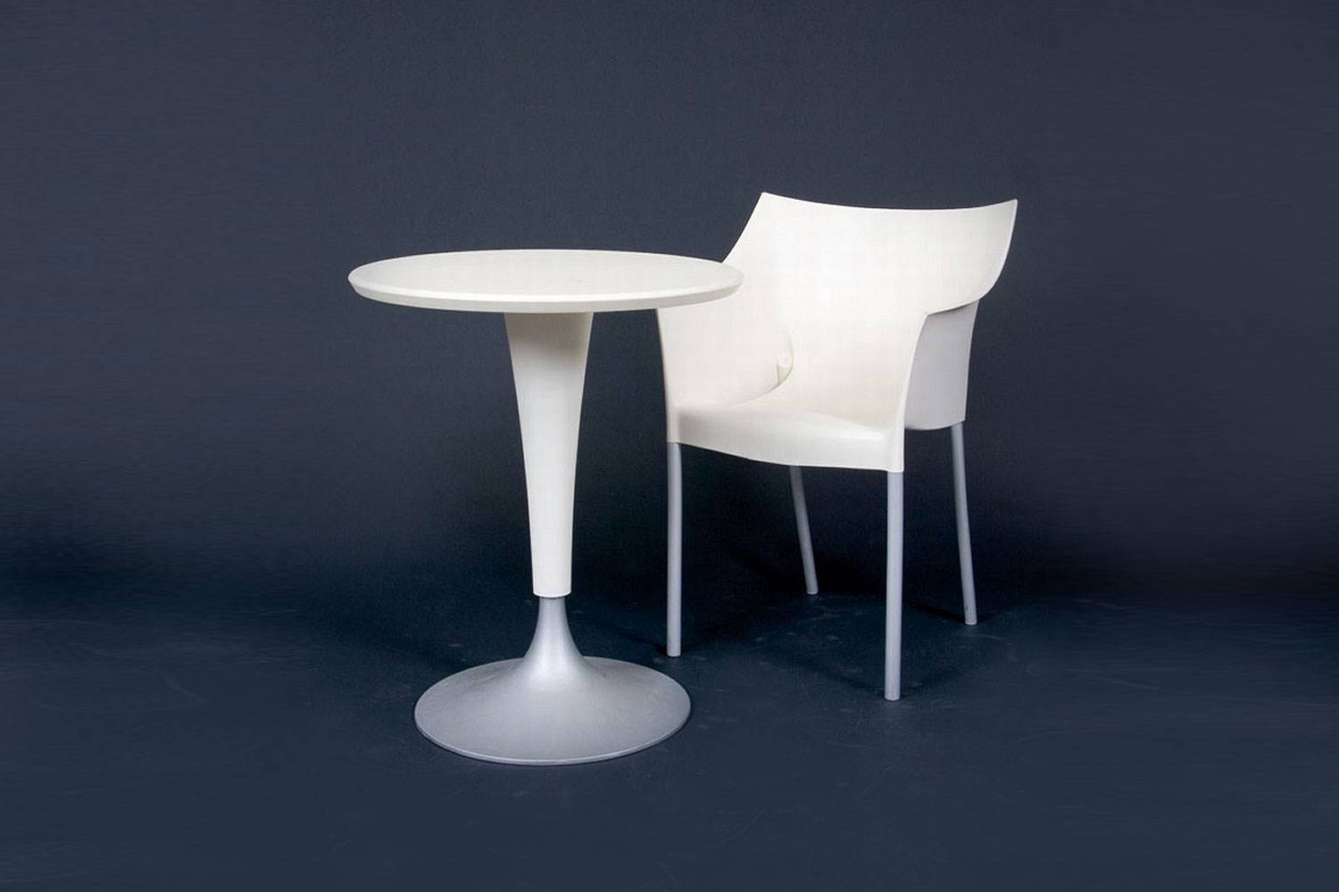Dr. Na Bistro Table by Kartell | room service 360°