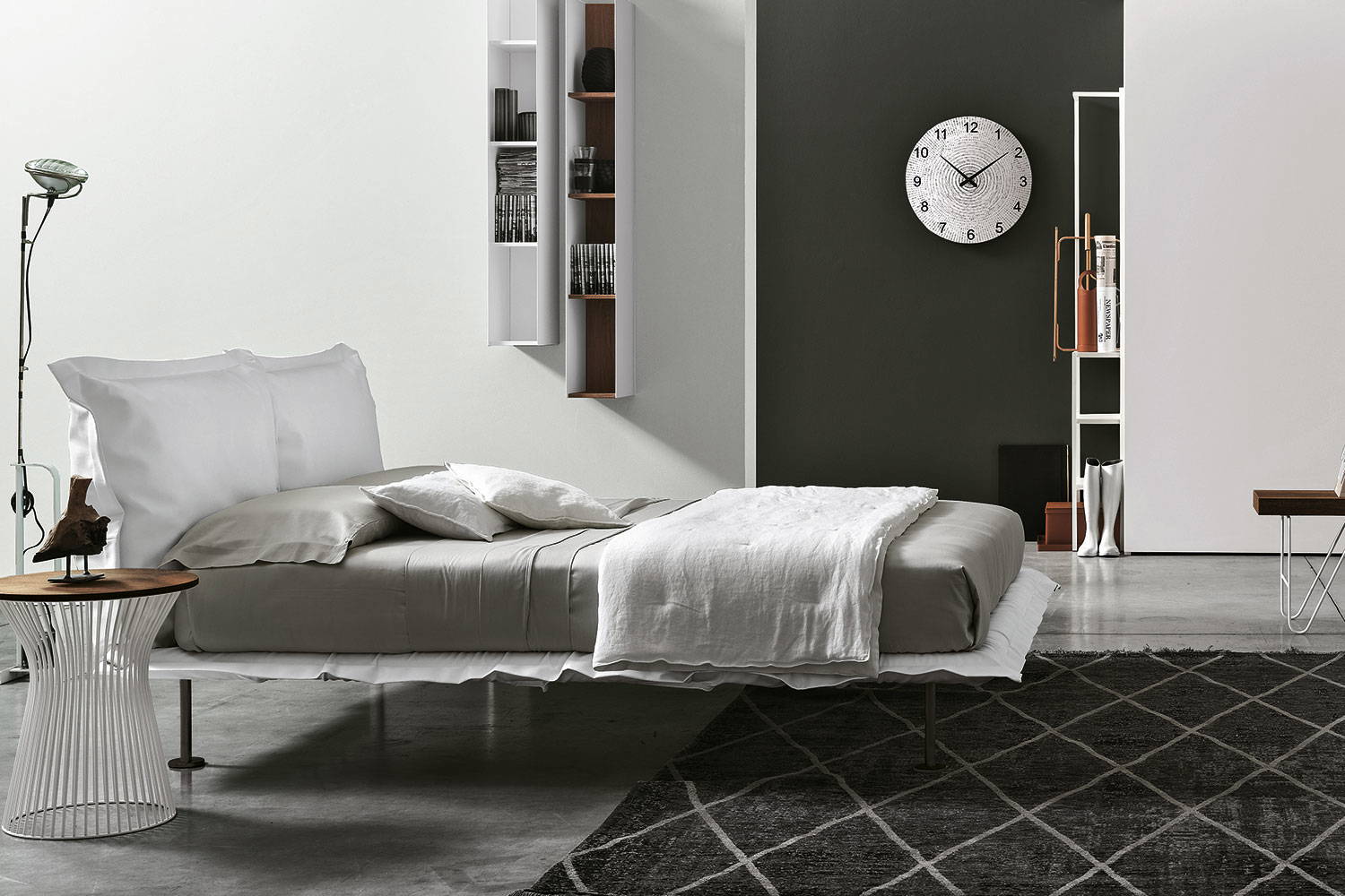 Dream bed with Brigitte end table