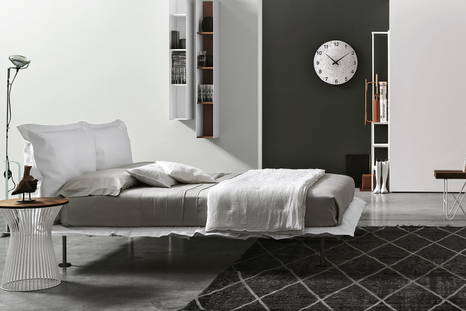 Dream bed with Brigitte end table