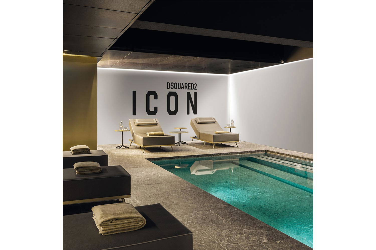 Icon DSQ2W10 Wallpaper by LondonArt | room service 360°