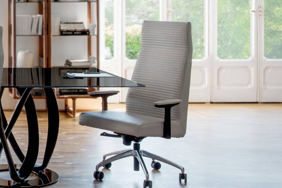 Elis armchair by Porada