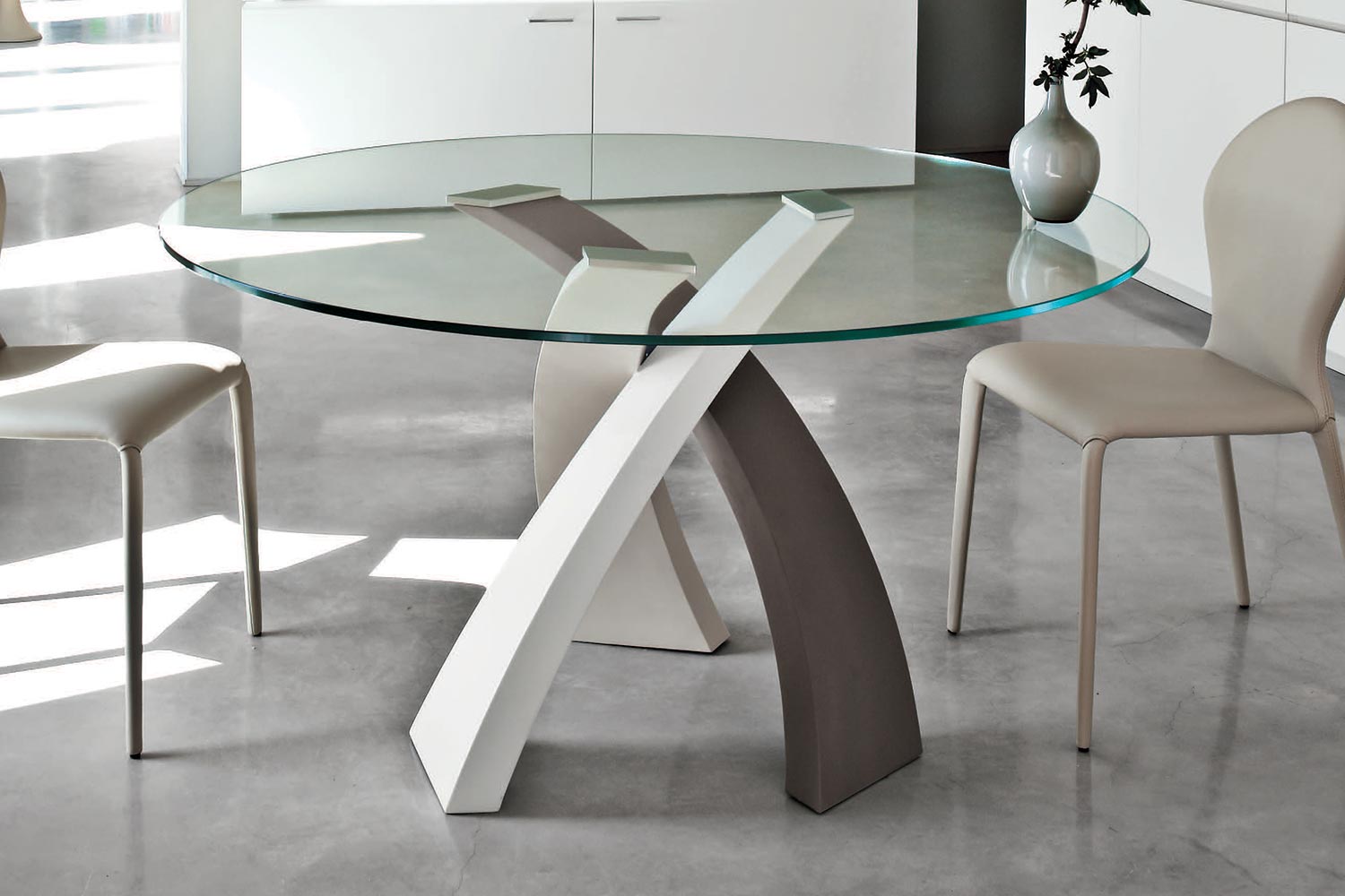 Eliseo dining table with 3-colors base