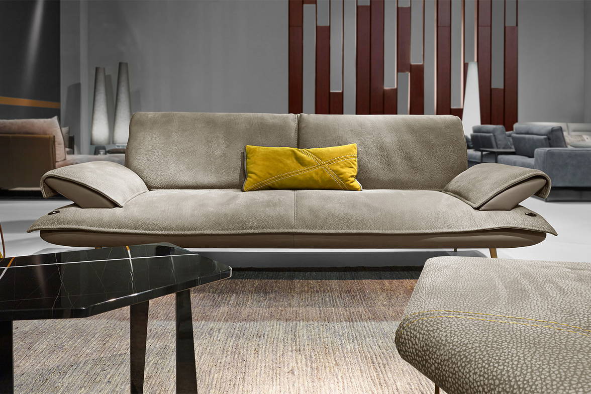Escape sofa in dual-tone upholstery (available on request) Escape sofa in dual-tone upholstery (available on request)