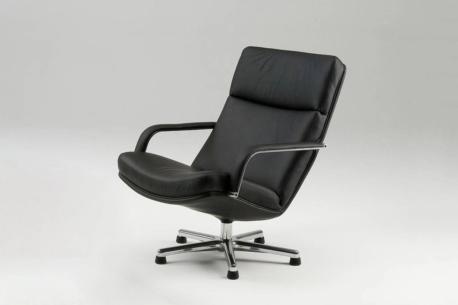 F141-F142 lounge armchair by Artifort
